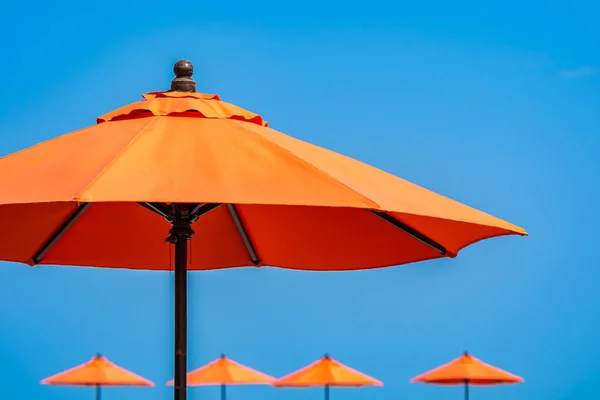 Paraplu met mooie blauwe lucht achtergrond bijna zee oceaan bea — Stockfoto