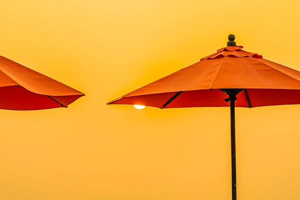 Gyönyörű napkelte körül esernyő és szék szabadtéri úszás — Stock Fotó