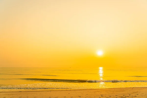 Belle mer tropicale océan plage au lever ou au coucher du soleil — Photo