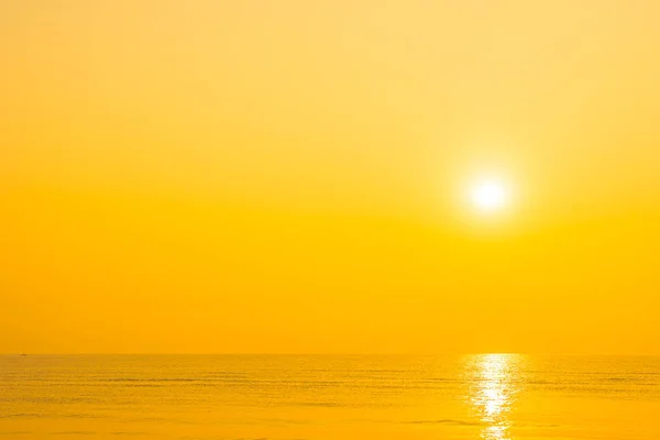 Vacker tropisk havsstrand vid soluppgång eller solnedgång — Stockfoto