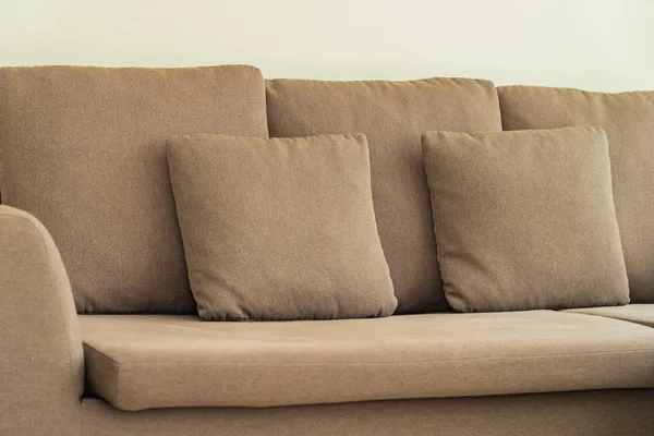リビングルームのソファ装飾の上の枕 — ストック写真
