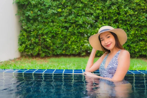 Portrait beautiful young asian woman happy smile relax around ou — Stock Photo, Image