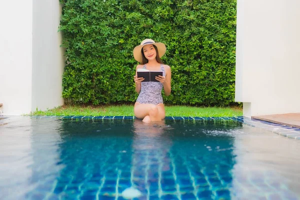 Portrait belle jeune femme asiatique lire livre autour de natation p — Photo