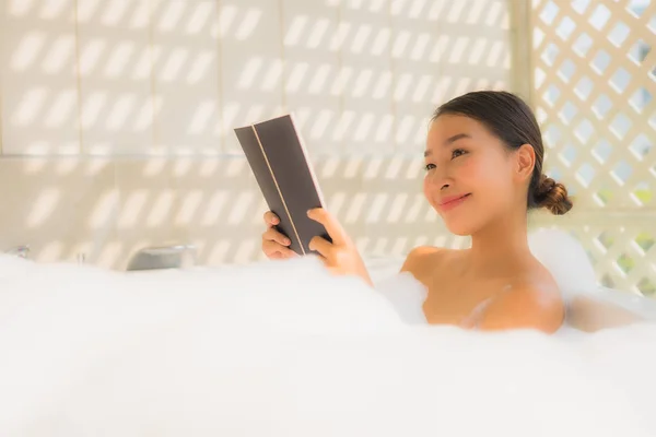 Retrato joven asiático mujer leer libro en bañera — Foto de Stock