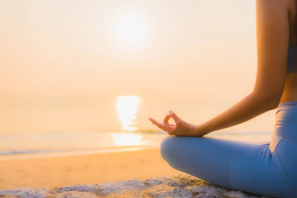 Retrato jovem mulher asiática fazer meditação ao redor mar praia oceano — Fotografia de Stock