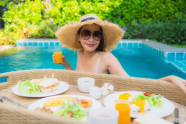 Ritratto giovane donna asiatica felice sorriso godere con pausa galleggiante — Foto Stock