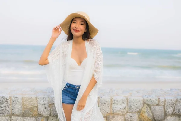 Портрет молодой азиатской женщины счастливая улыбка расслабиться вокруг пляжа морской ок — стоковое фото