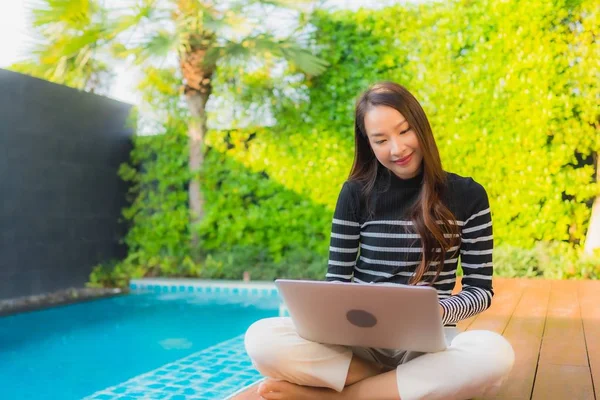 Портрет молодої азіатки, що використовує ноутбук на відкритому повітрі — стокове фото
