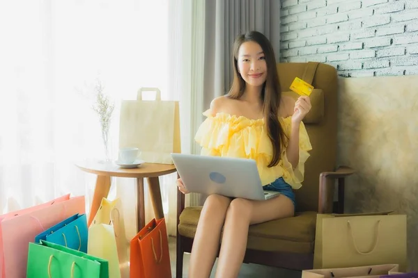 Портрет молодой азиатской женщины с помощью ноутбука для покупок в Интернете с — стоковое фото