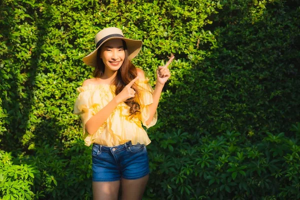 Porträt junge asiatische Frau glücklich lächeln entspannen Sie sich im Freien natu — Stockfoto
