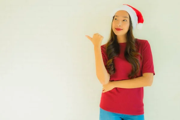 Ritratto belle giovani donne asiatiche che indossano il cappello di Babbo Natale per celeb — Foto Stock