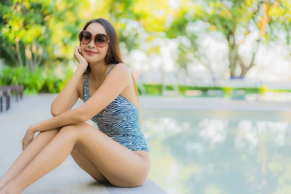 Mooie jonge aziatische vrouwen gelukkig glimlach ontspannen rond outdoor swi — Stockfoto