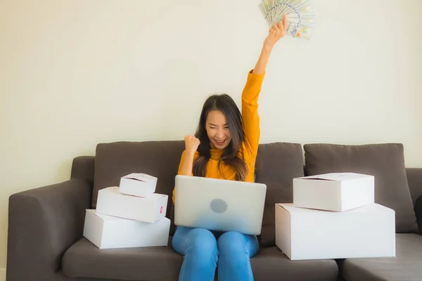 Portret jonge aziatische vrouw met behulp van laptop computer voor het werk met p — Stockfoto