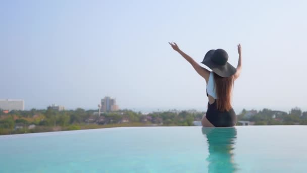 Imagens Bela Mulher Asiática Relaxante Piscina Hotel — Vídeo de Stock