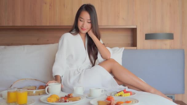 Bilder Ung Asiatisk Kvinna Sängen Med Frukost Sovrummets Inredning — Stockvideo