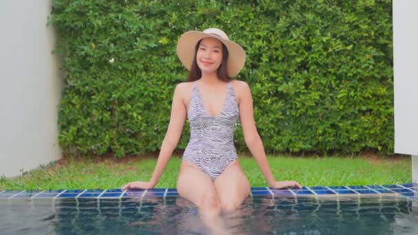 Footage Beautiful Asian Woman Relaxing Pool Hotel — 비디오