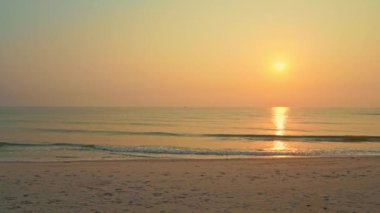 Güzel dalgalı denizin sakin görüntüleri.