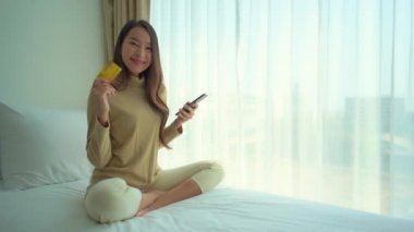 Evinden e-alışveriş yapan güzel Asyalı kadının görüntüleri.