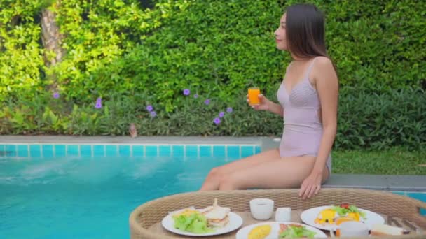 Imagini Frumos Asiatic Femeie Relaxare Piscină Hotel — Videoclip de stoc