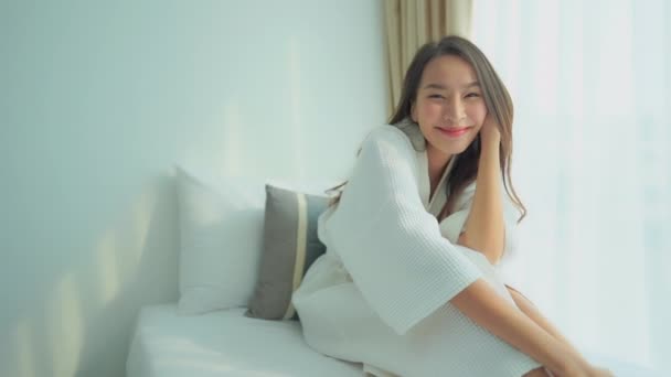 Séquences Belle Femme Asiatique Peignoir Relaxant Sur Lit Maison Pendant — Video