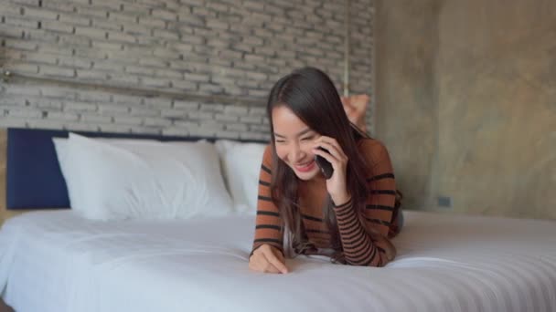 Imagens Bela Mulher Asiática Falando Por Telefone Casa — Vídeo de Stock