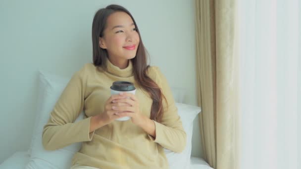 Πλάνα Από Όμορφη Ασιάτισσα Γυναίκα Πίνοντας Καφέ Στο Σπίτι — Αρχείο Βίντεο