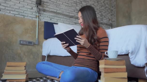 美丽的亚洲女人在家看书的镜头 — 图库视频影像