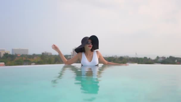 Imagens Bela Mulher Asiática Relaxante Piscina Hotel — Vídeo de Stock