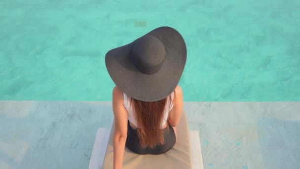 Filmati Una Bella Donna Asiatica Che Rilassa Piscina Hotel — Video Stock