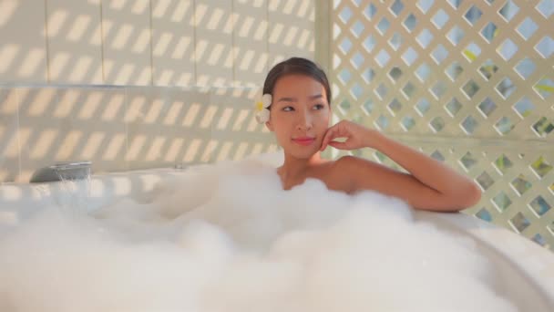 Bilder Vacker Asiatisk Kvinna Som Badar Med Såpbubblor — Stockvideo