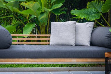 Kanepe sandalyede rahat yastık