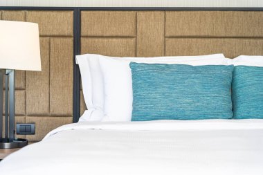 Yatak dekorasyonunda beyaz rahat yastık.