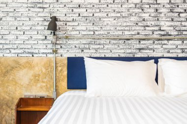 Yatak odasının iç dekorasyonunda yastık.