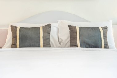 Yatak odasının iç dekorasyonunda yastık.