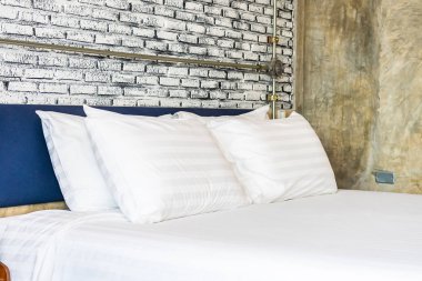 Yatak odasının iç dekorasyonunda yastık.