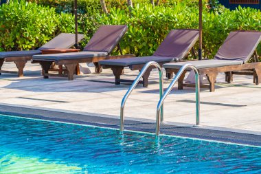 Merdiven Açık Yüzme havuzunda otel resort çevresinde