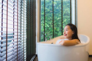 Güzel bir Asyalı kadın portresi. Mutlu bir gülümseme.