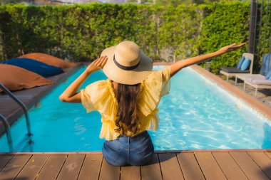 Asyalı genç bir kadının portresi mutlu bir gülümseme açık havada yüzmek