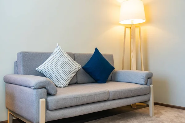 Удобная подушка для украшения дивана с интерьером светильника — стоковое фото