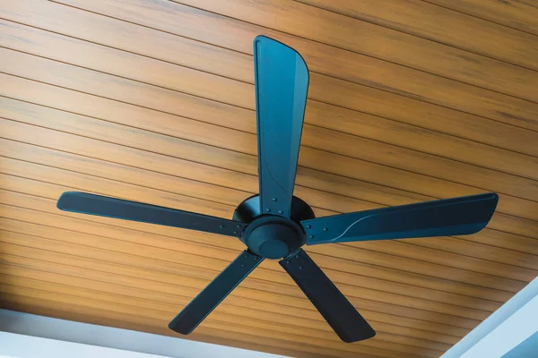 Интерьер комнаты с электрическим потолочным вентилятором — стоковое фото