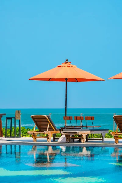 Umbrella and chair around outdoor swimming pool neary sea in hot — 스톡 사진