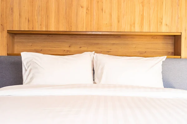 Подушка на ліжку прикраса інтер'єру спальні — стокове фото