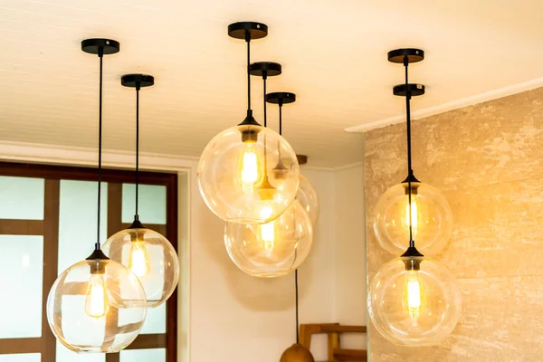 Güzel lüks tavan lambası iç dekorasyonu — Stok fotoğraf