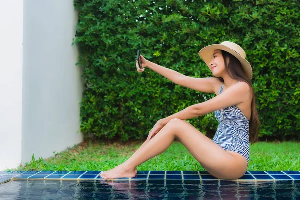 Portré fiatal ázsiai nő használ okos mobiltelefon körül outdo — Stock Fotó