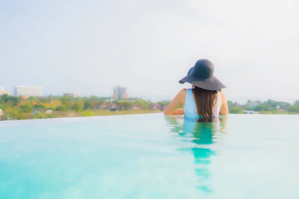 Retrato bonito jovem asiático mulher feliz sorriso relaxar ao redor ou — Fotografia de Stock