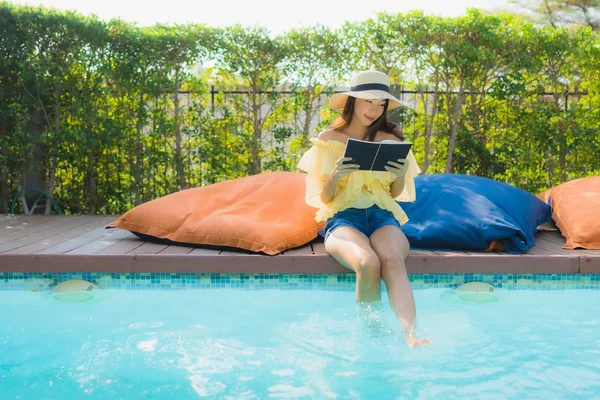 Portrait jeune asiatique femme lire livre autour de plein air piscine caca — Photo