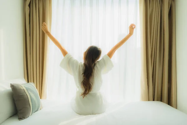 Jong aziatische vrouw gelukkig glimlach ontspannen op bed in slaapkamer — Stockfoto
