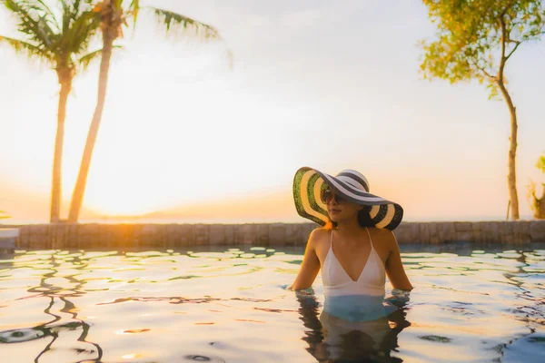 Portrét krásné mladé asijské ženy šťastný úsměv relax s péro — Stock fotografie