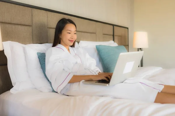 Porträt schöne junge asiatische Frauen mit Laptop oder Computer wi — Stockfoto