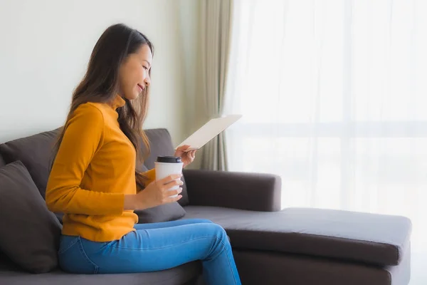 Ritratto giovane donna asiatica leggere libro su divano sedia con cuscino i — Foto Stock